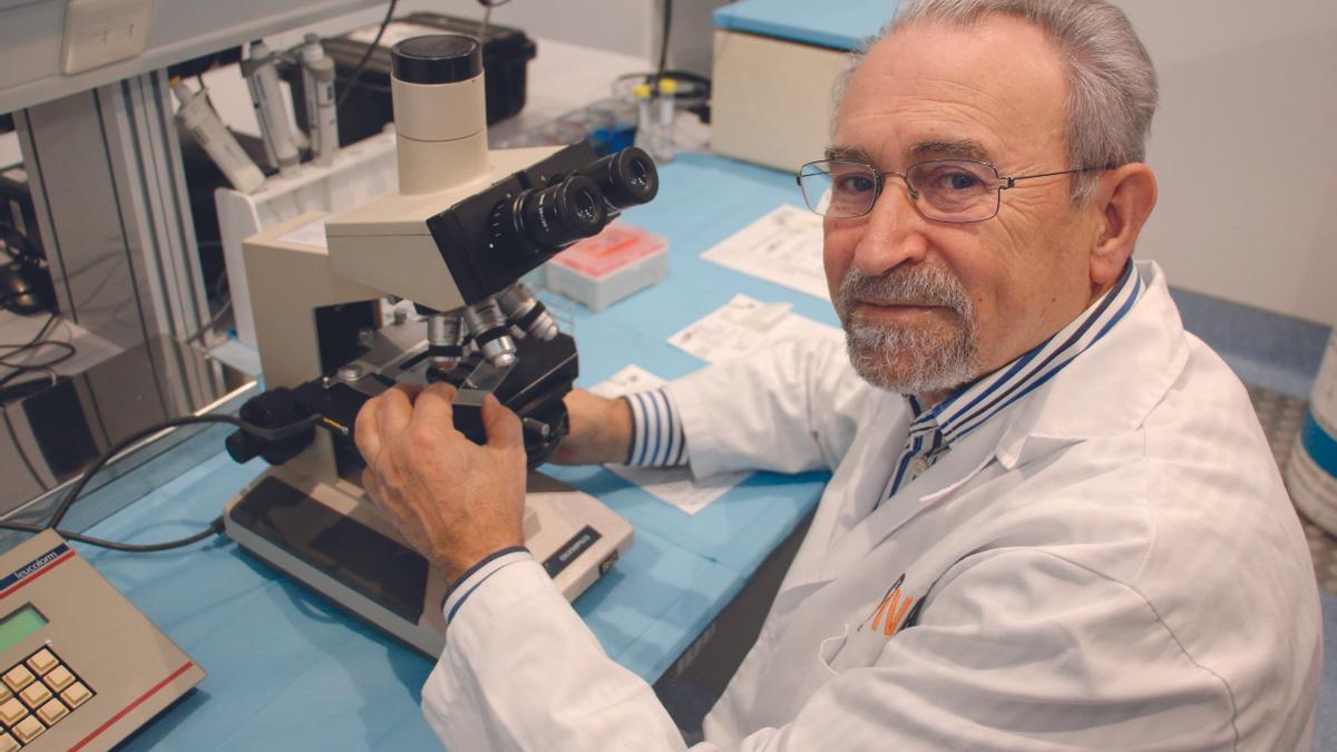 El doctor Pedro E. de la Fuente, en el laboratorio.