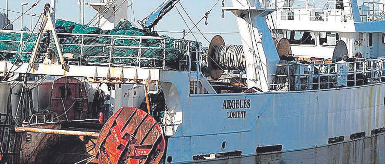 Un arrastrero en el puerto de Vigo.