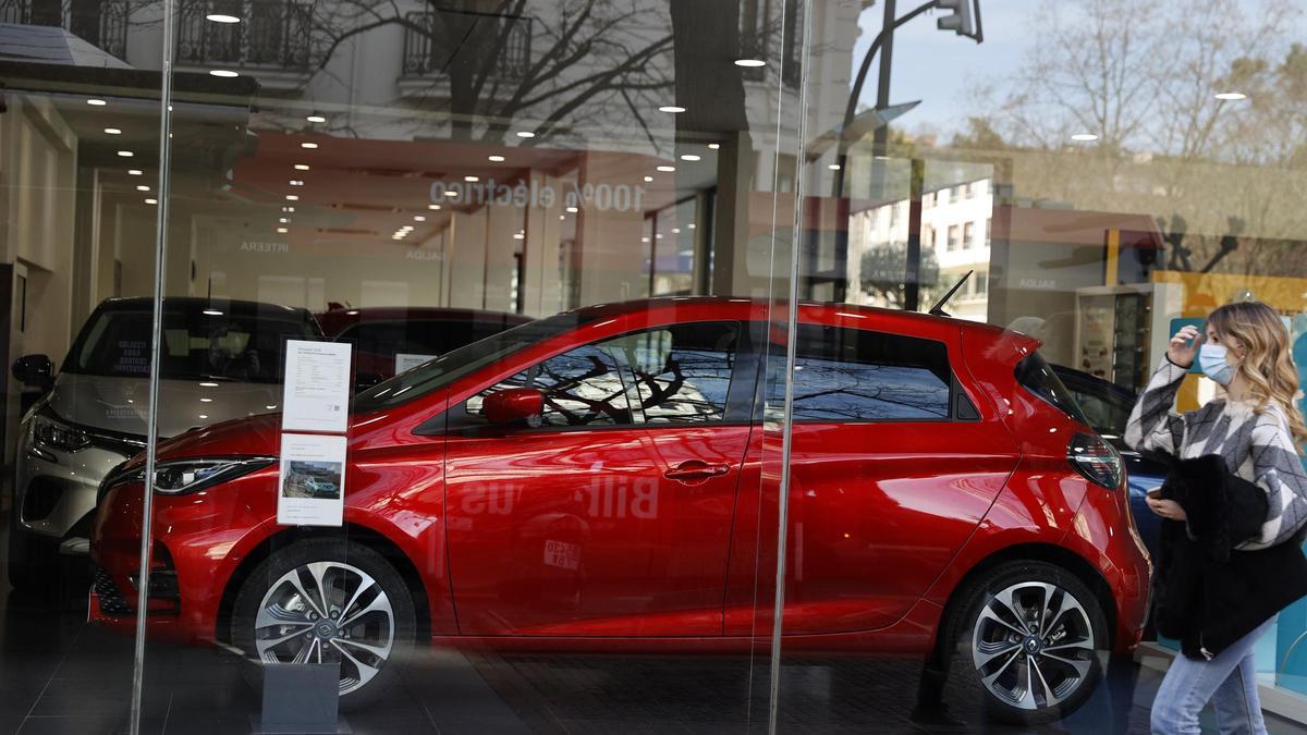El parón de ventas de coches amenaza 7.500 empleos de concesionarios este año.