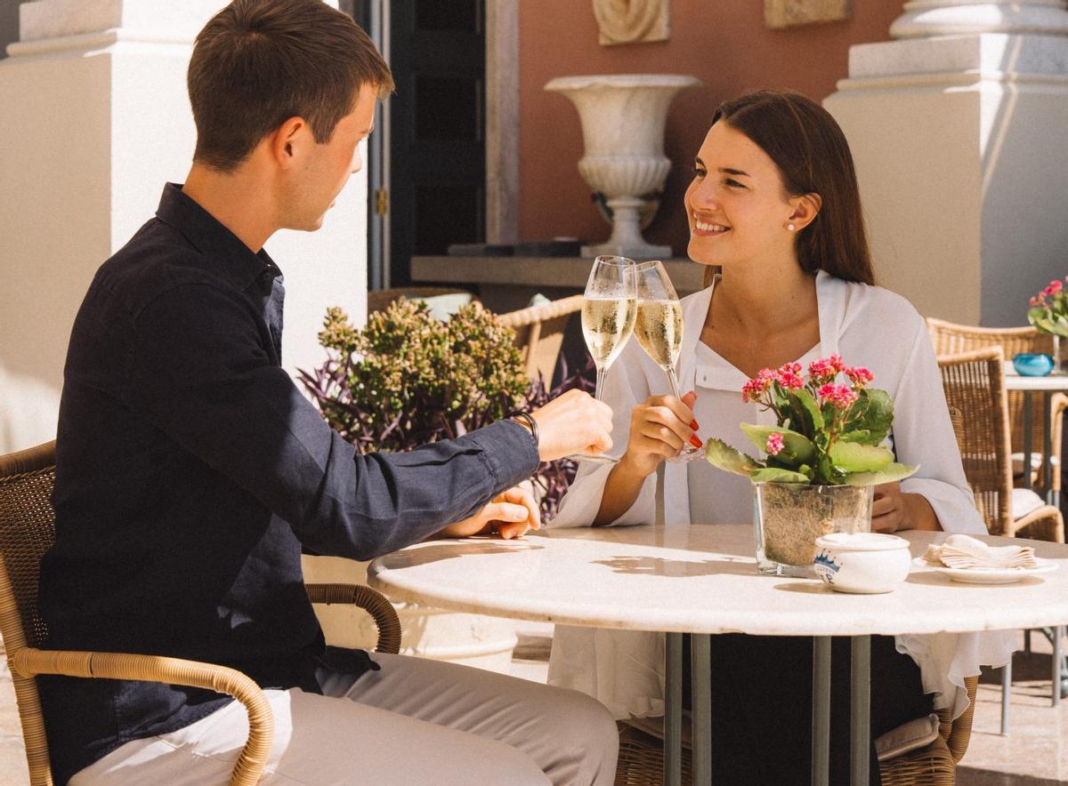 Una pareja brinda durante una comida en uno de los restaurantes del hotel Anantara Villa Padierna. | L.O.