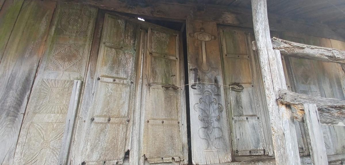 La "panera confesionario" de Ables, las singulares tallas de Llanera que cuentan más de 120 años