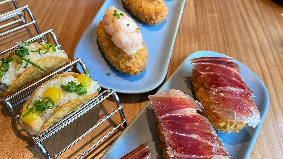Los minitacos de cigala y las croquetas de gambas y sepia y de jamón y pollo del restaurante Traca.