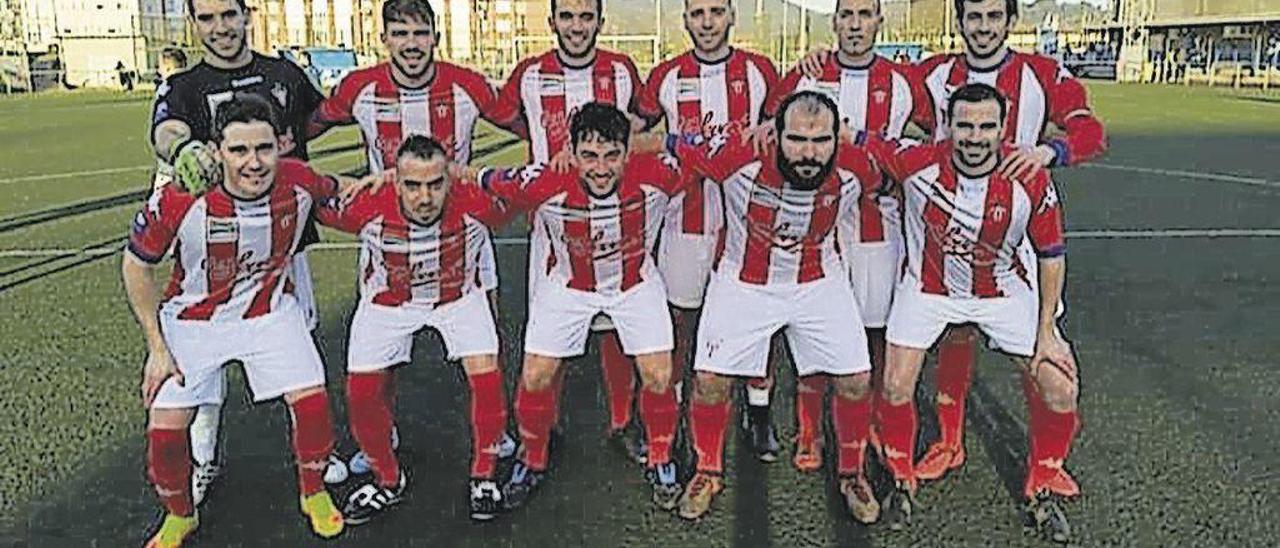 Una formación del Navia esta temporada. Por la izquierda, de pie, Pojas, Pedro, Víctor, Noé, Luiña y Romero; agachados, Isaac, Adolfo, Berto, Marcos y Orly. Completan la plantilla Dani, Álex, Diego, Méndez, Pablo, Lucas, Ruper, Rigo, Nico, Yago, Martín y Gayol.