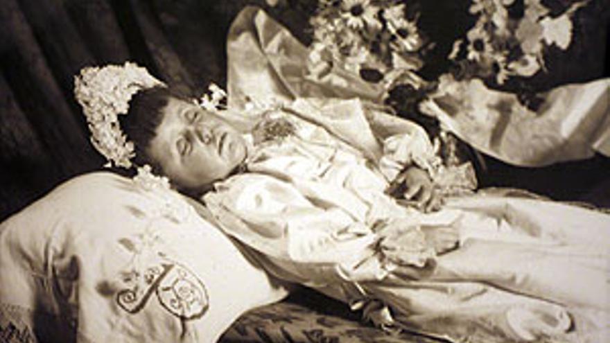 Ángeles en ataúdes: la resurrección de los niños muertos