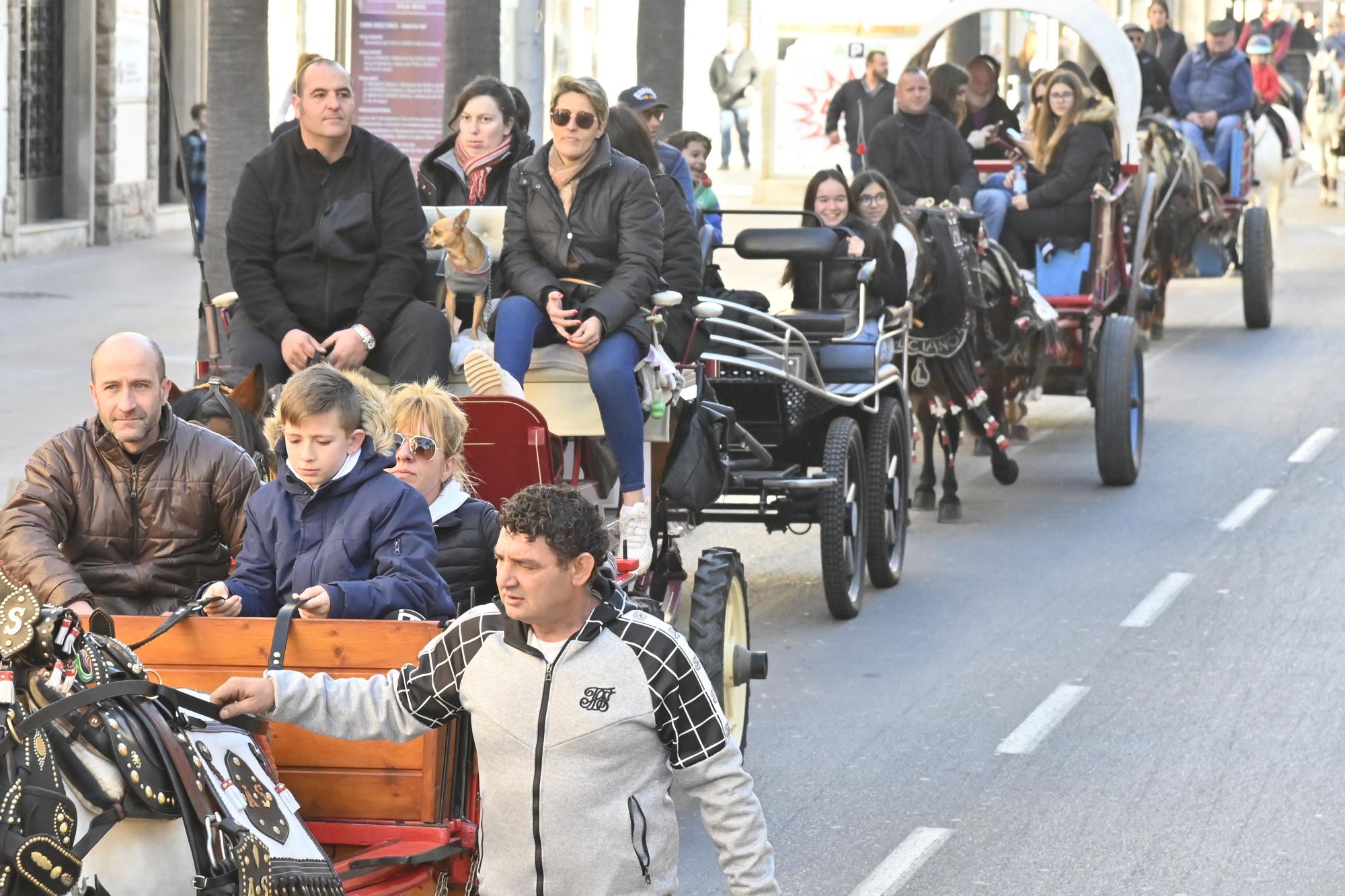 Carros y caballos llenan las calles de Vila-real por Sant Antoni