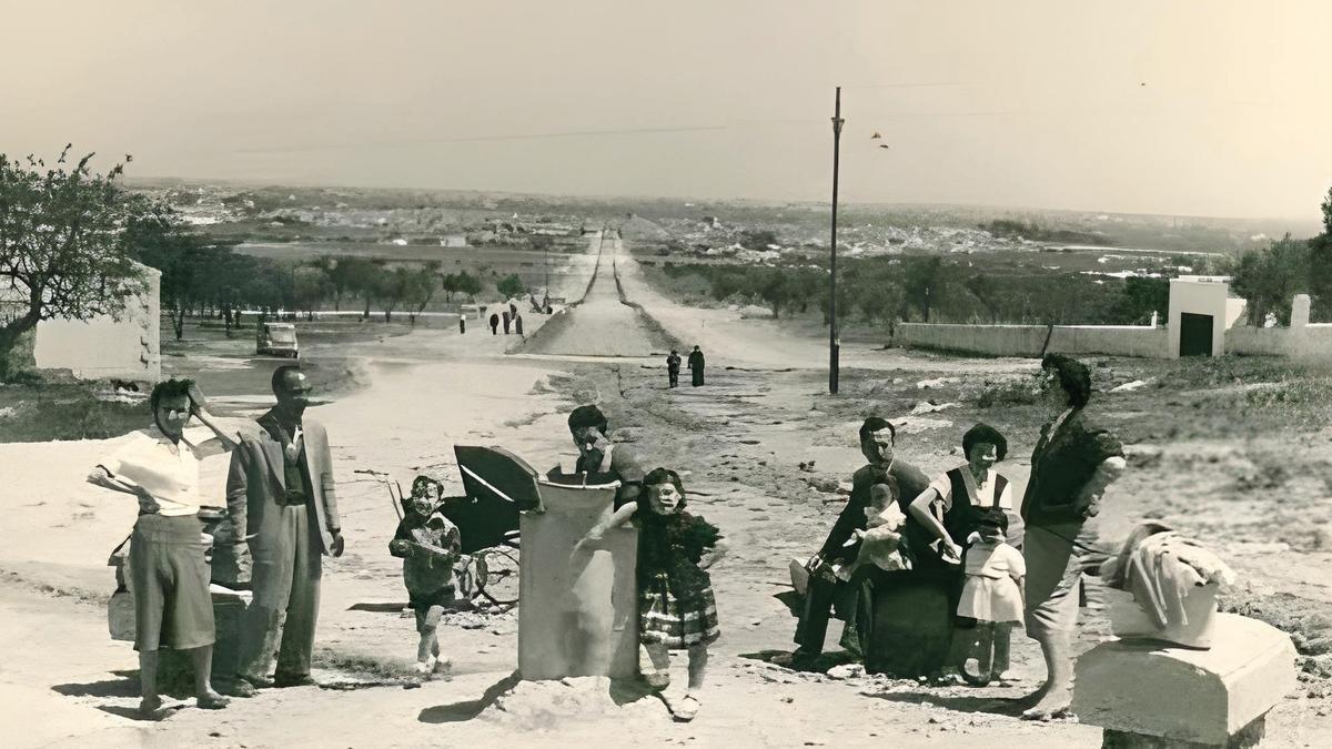 Una familia, en la primera fuente de la Avenida.