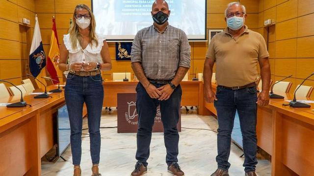 De izquierda a derecha, Yurena Vera, Sergio Lloret y el alcalde de Betancuria, Marcelino Cerdeña, en el salón de plenos. | | LP/DLP