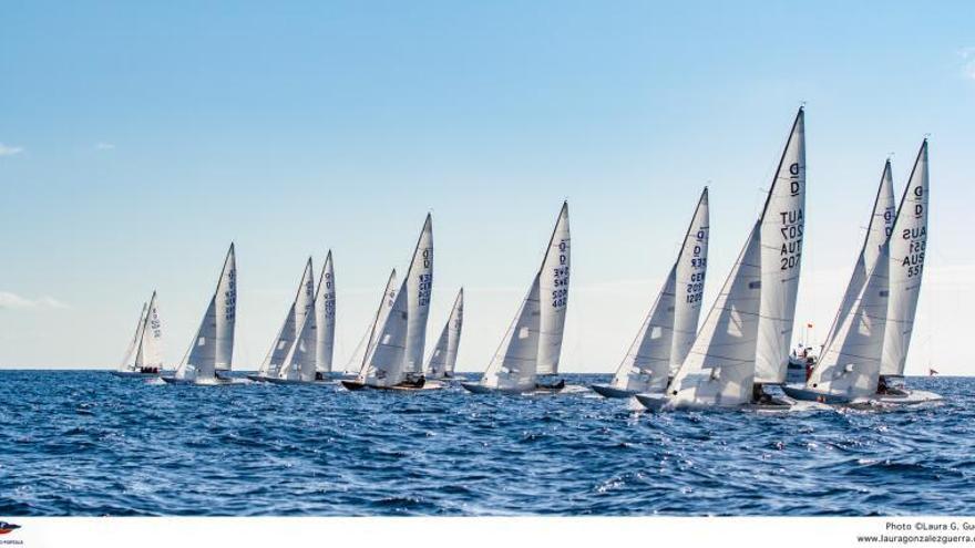 La clase Dragon vuela sobre las aguas de Mallorca.