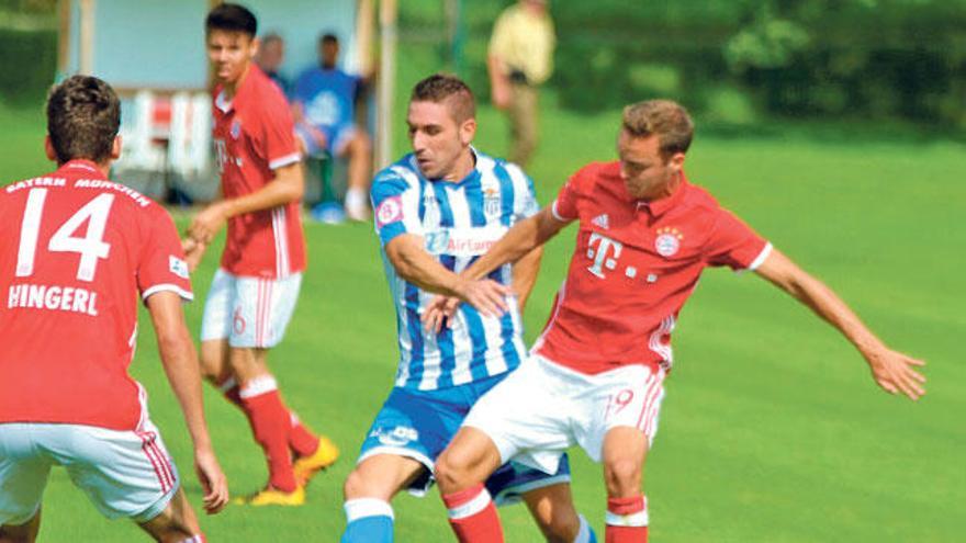 Chando conduce el esférico ante la oposición de varios defensas del Bayern.