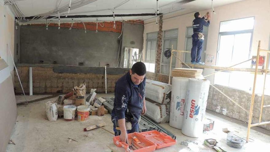 Dos operarios realizando trabajos, ayer, en el que fuera colegio de Santa Croya y ahora pasa a uso hostelero.