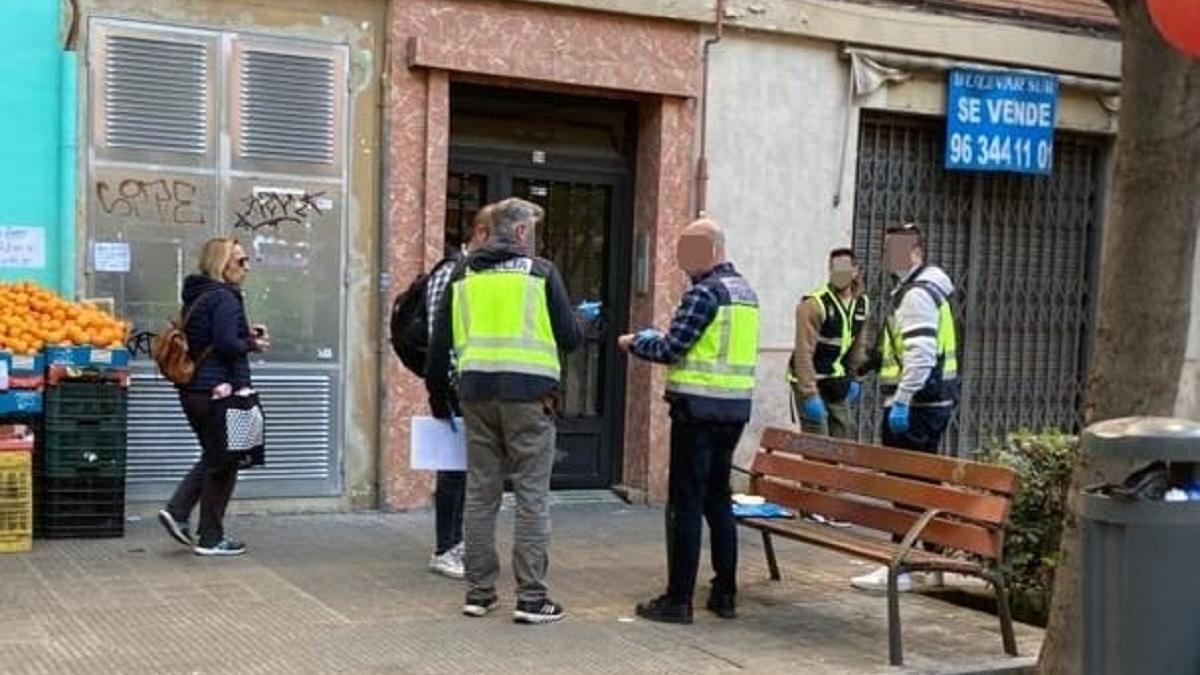 La policía en el edificio en el que tuvo lugar el asesinato de una mujer a manos de su hijo en Valencia.