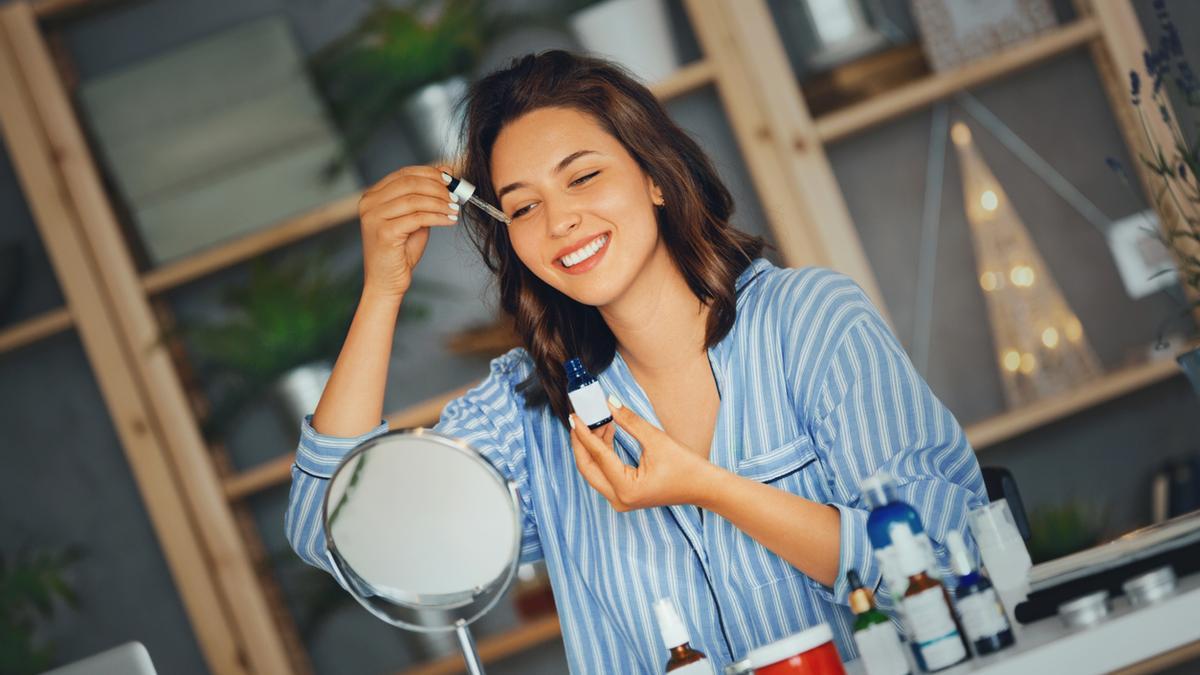 Chica aplicando rutina belleza facial