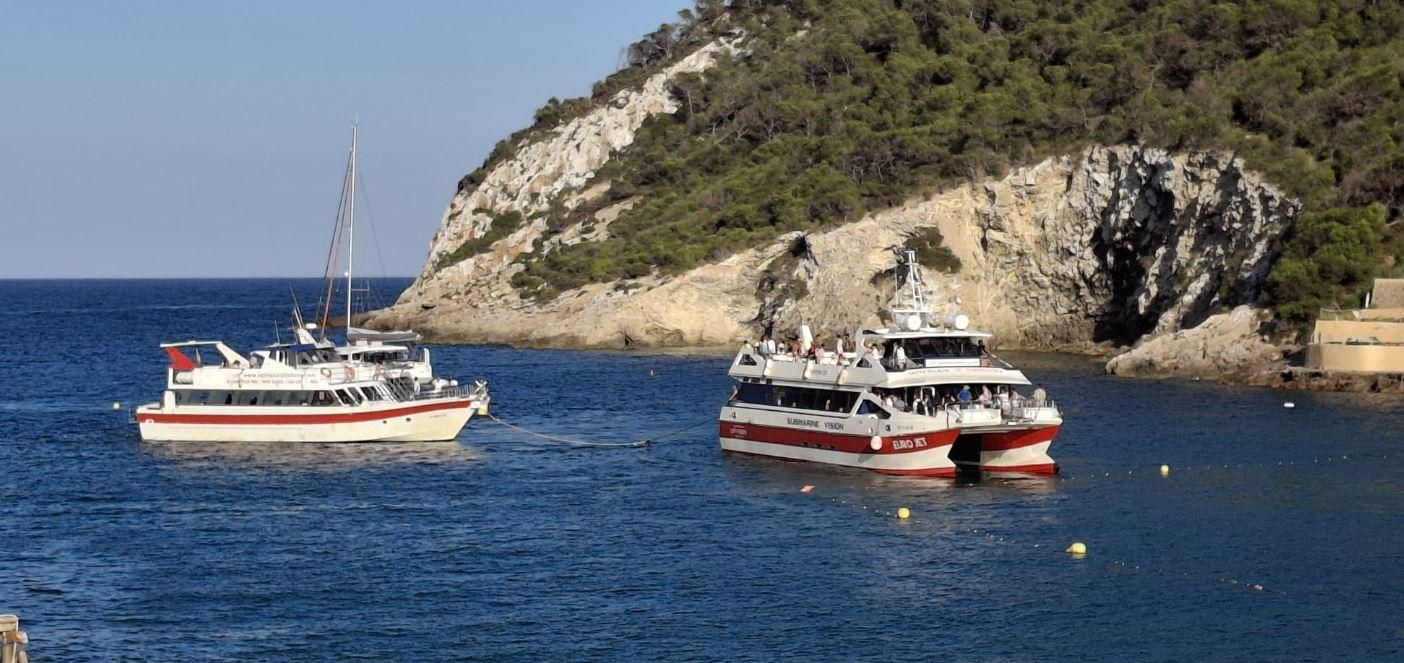Galería: Un barco de línea choca contra unas rocas y acaba en la playa de cala Llonga