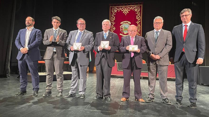Juan Ortega, Rafael Sánchez y Cruz Roja reciben la Medalla de Oro de la Villa de Puente Genil