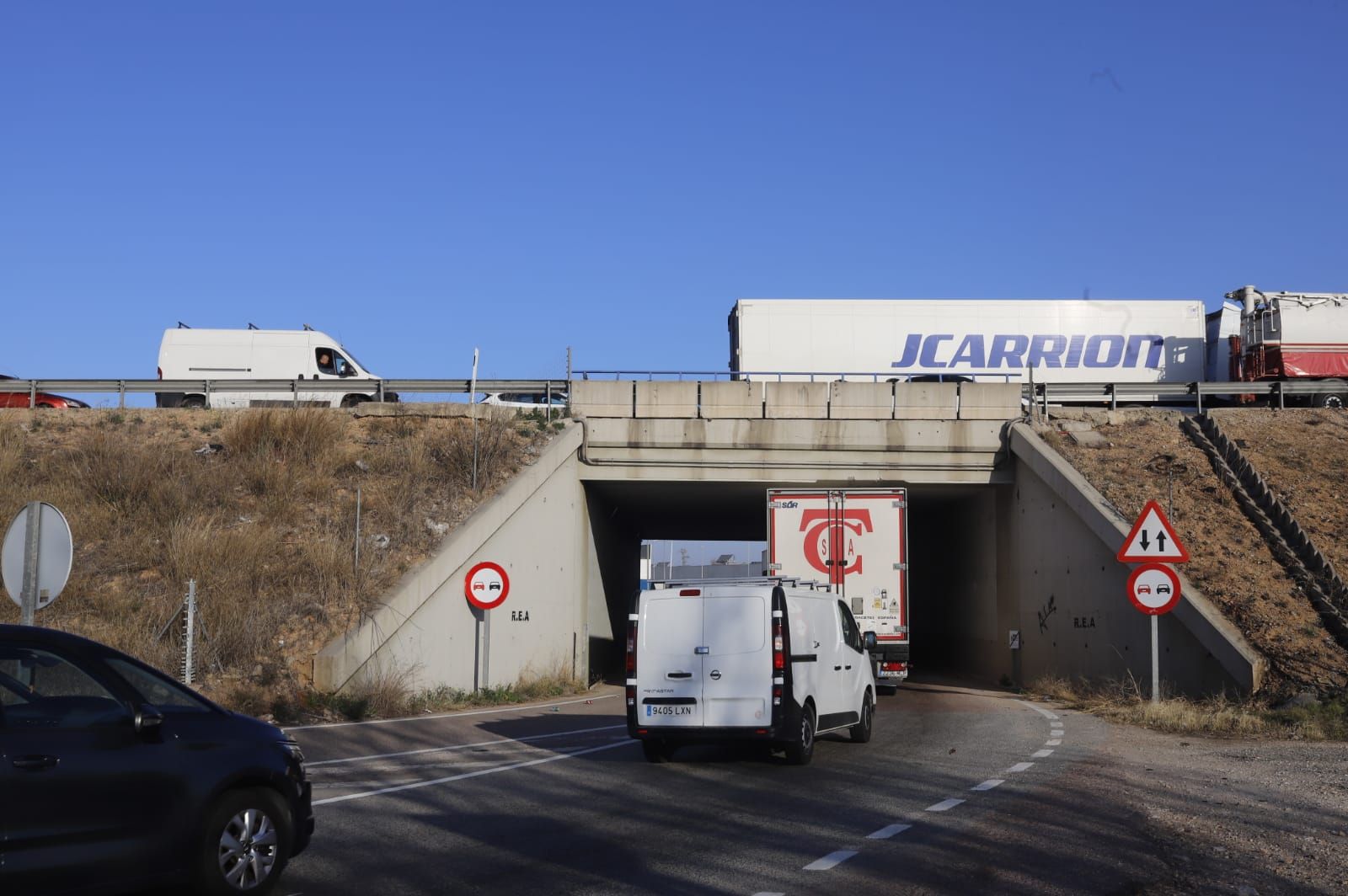 Las tractoradas dificultan el tráfico en la A-7 hacia Valencia