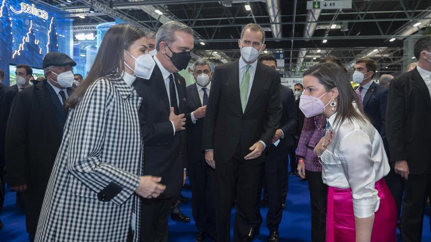 Los reyes Felipe y Letizia visitan el pabellón de Canarias en Fitur