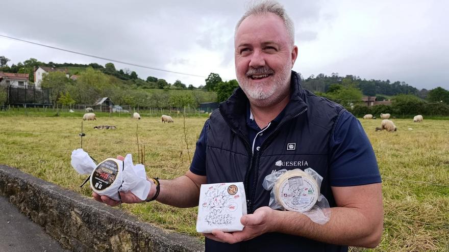 Alejandro Casielles, con los formatos de su queso &quot;Las tres amigas&quot; en su quesería de Vega de Poja, en Siero.