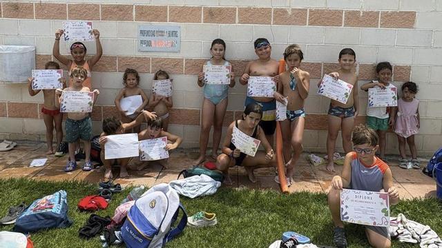 Los pequeños recibieron un diploma en reconocimiento a su esfuerzo y sus ganas de aprender jugando. | SERVICIO ESPECIAL