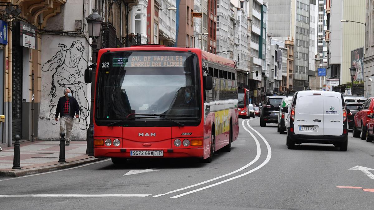 UN AUTOBUS DE LA COMPAÑIA DE TRANVIAS DE LA CORUÑA, A SU PASO POR EL TRAMO DE LA CALLE SAN ANDRES QUE SERÁ REMODELADO