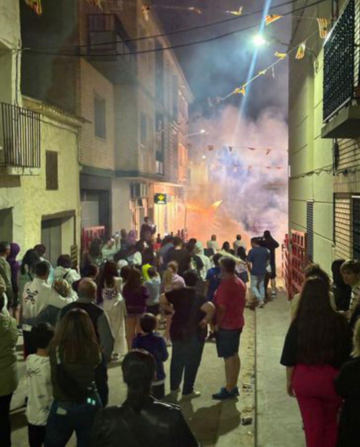 Por la noche, toro de fuego.