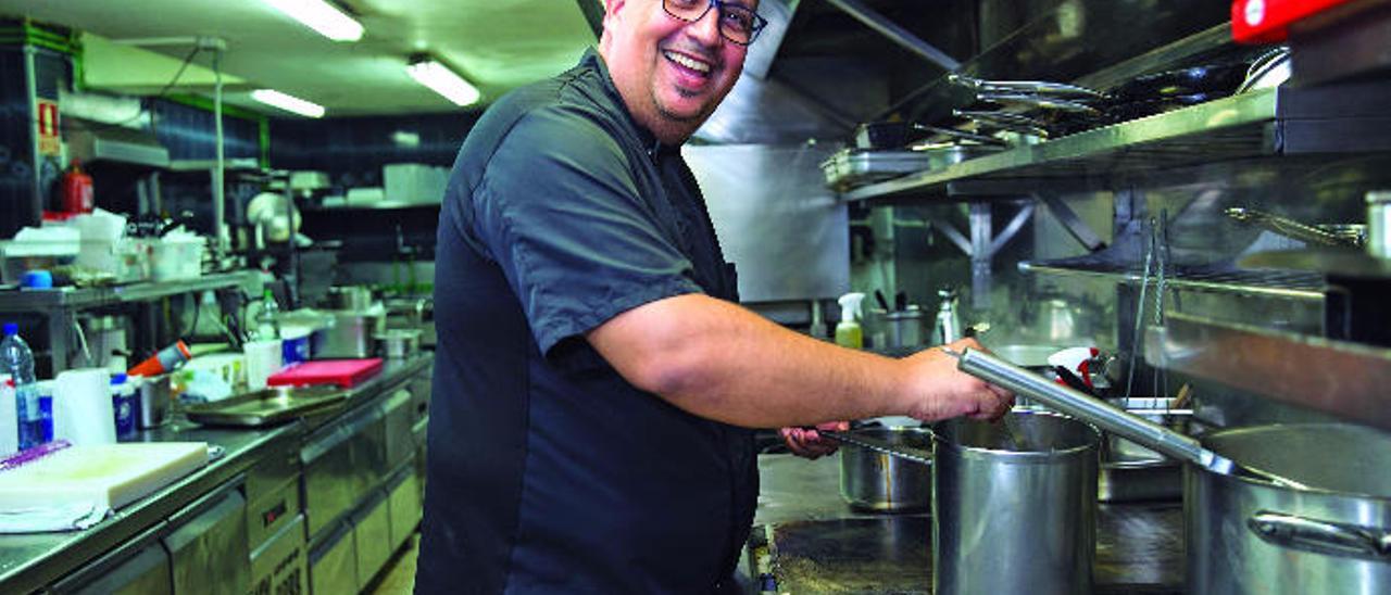 El chef Germán Ortega, esta semana en la cocina de La Aquarela en Patalavaca (Mogán).