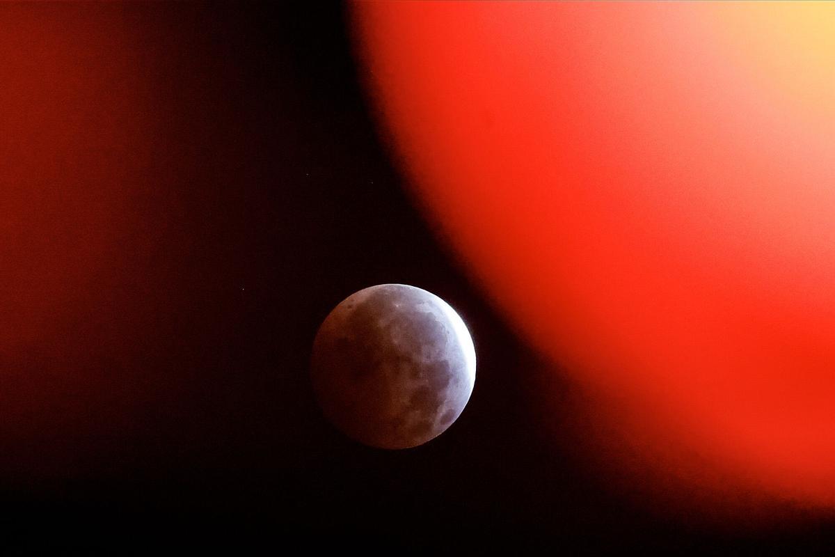 Un momento del eclipse parcial lunar visto esta madrugada desde Mairena del Aljarafe, Sevilla.