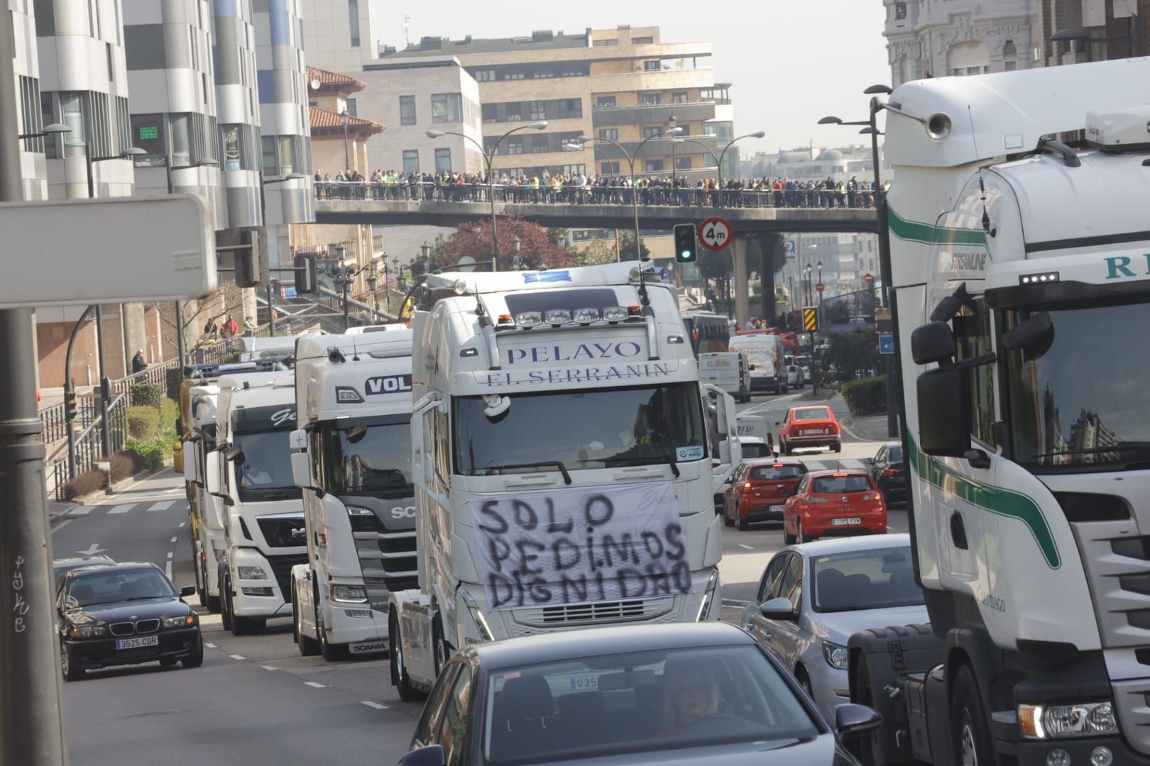 EN IMÁGENES: Los transportistas inundan las calles de Oviedo de camiones para visibilizar su protesta