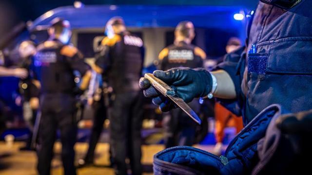 Dispositiu policial per requisar armes blanques