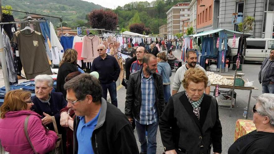 El mercado semanal de Sotrondio recuperado por el colectivo.