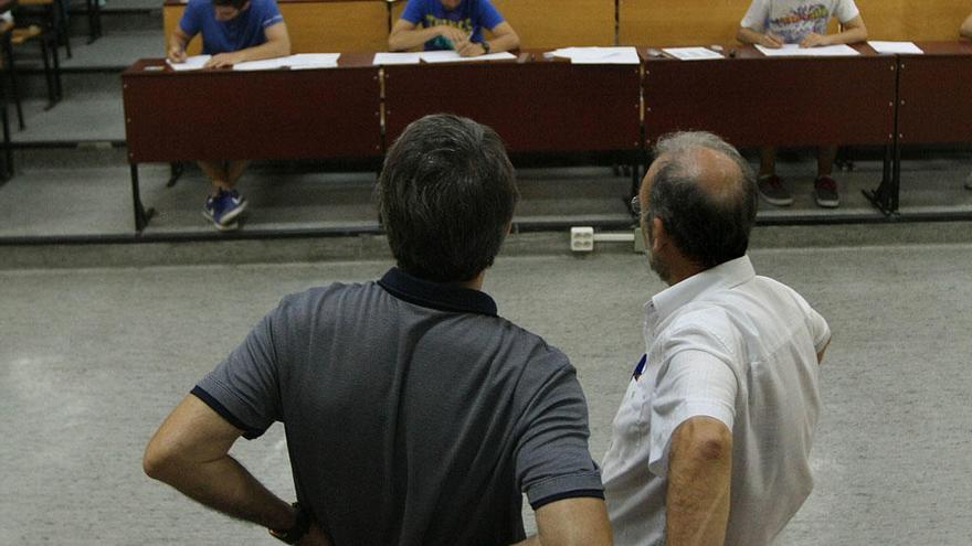 Dos profesores, durante un examen en la facultad de Medicina.