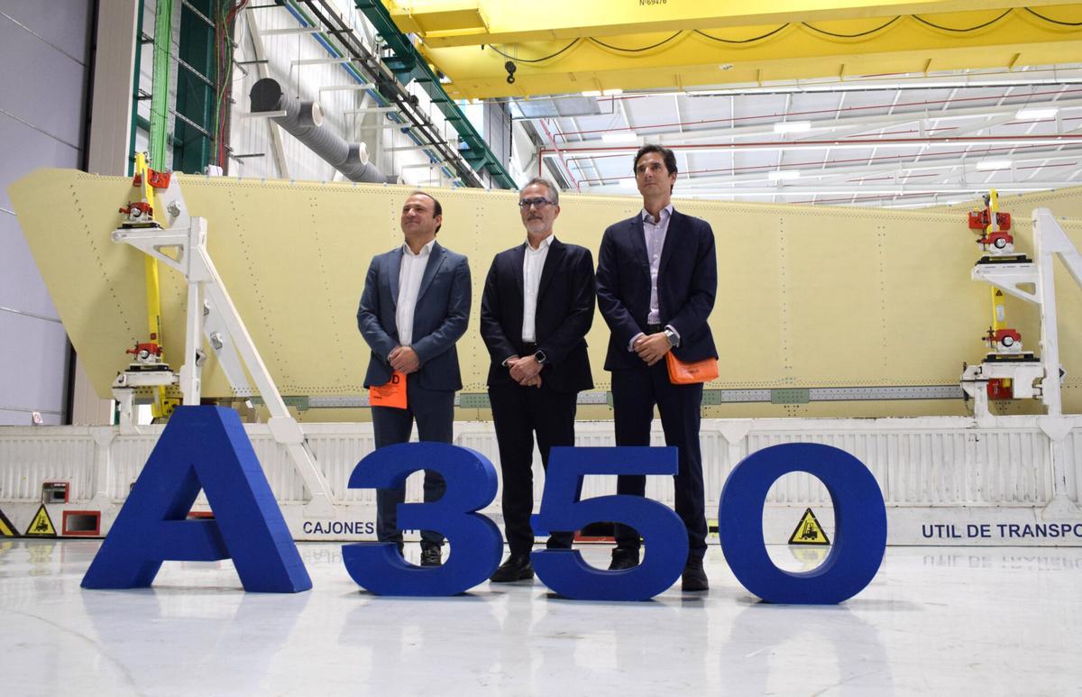Iván Martínez, director de la planta de Airbus en Cádiz (i), Ricardo Rojas, presidente de aviones comerciales de Airbus en España (c) e Ignacio de Lope, responsable del proyecto de consolidación de Airbus (d), en el interior de la planta de Airbus en El Puerto de Santa María