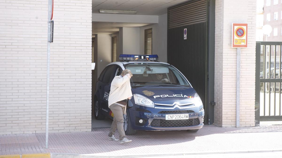 Un coche patrulla de la Policía Nacional sale de los juzgados en una imagen de archivo.