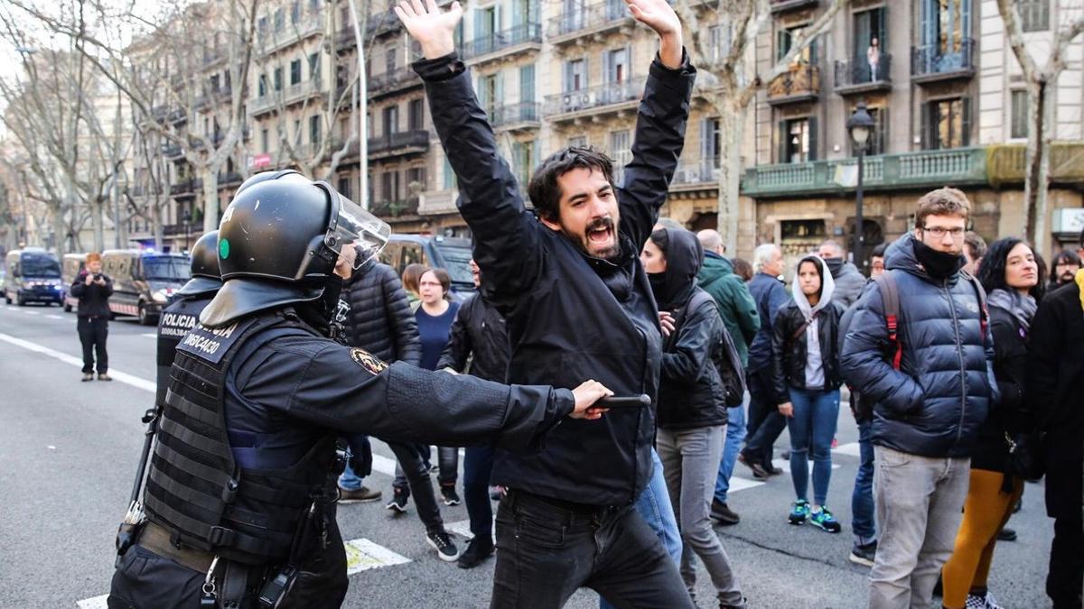 Un mosso y un manifestante en Gran Via con Rocafort