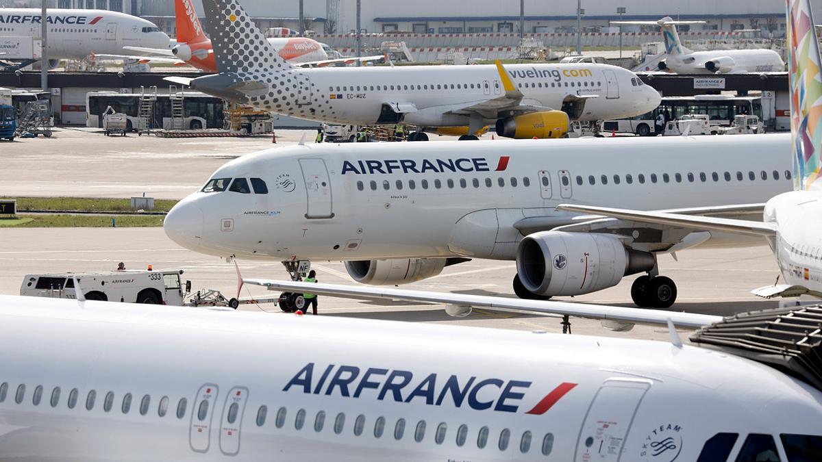 Aviones de Air France parados en el Aeropuerto de Orly.