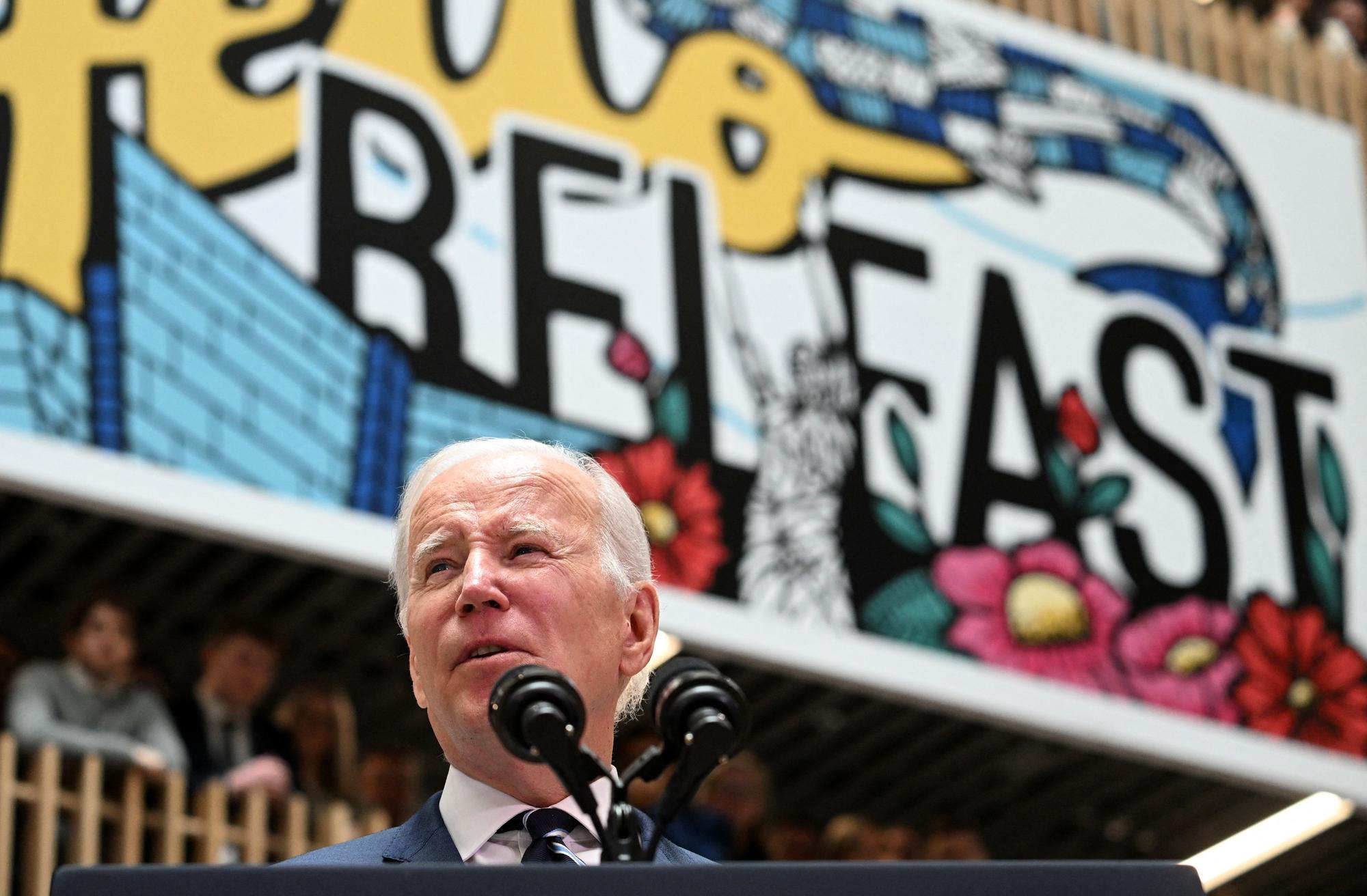 Joe Biden, pronuncia un discurso sobre desarrollo empresarial en la Universidad de Ulster en Belfast.