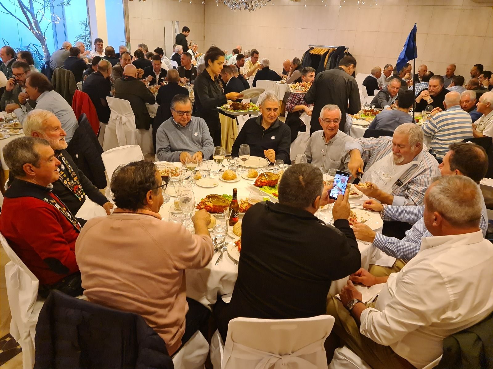 2022: una edición lanzada. El Gran Capítulo de este año está ya lanzado. El pasado viernes, por ejemplo, se desarrolló la tradicional comida de cofrades, esta vez en el hotel Norat, en la foto. Los actos centrales de esta edición tan especial, la del 30 aniversario, se desarrollan el finde que viene.