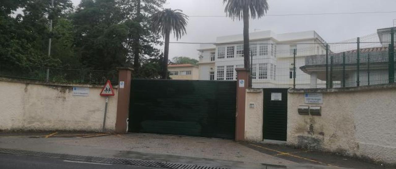 Entrada del colegio O Mosteirón, en Sada. |   // LA OPINIÓN