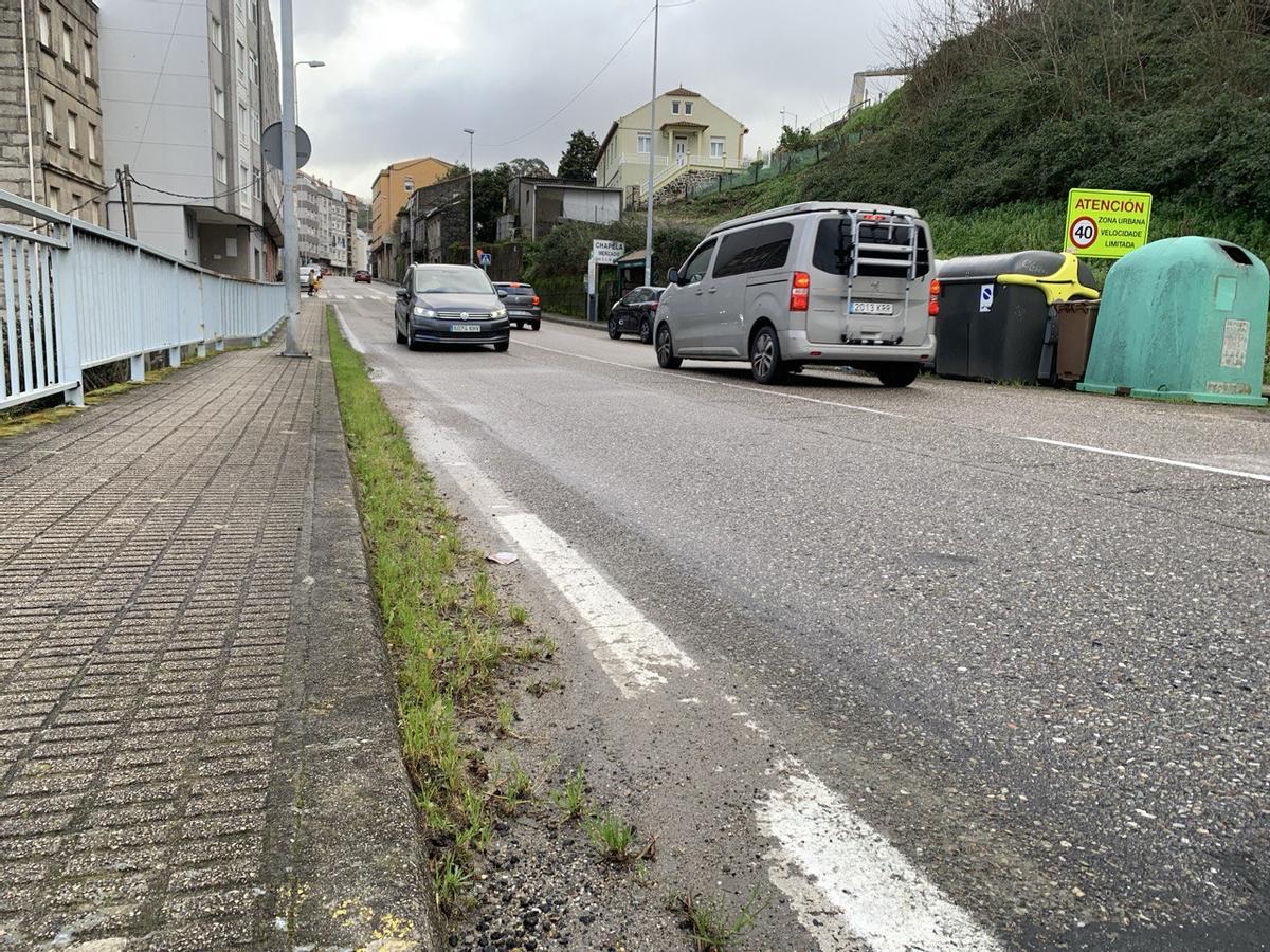 Estado de las aceras y la recogida de pluviales, cubierta de hierba.