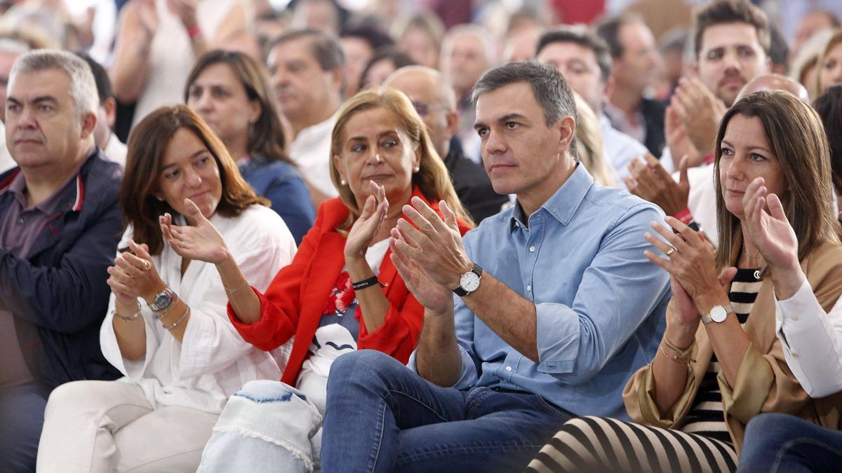 Lara Méndez, a la derecha junto a Pedro Sánchez, e Inés Rey (2ª izda) junto a Santos Cerdán, en Sigüeiro en septiembre de 2023.