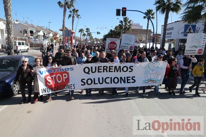 Los Alcázares se echa a la calle para exigir soluciones a las inundaciones