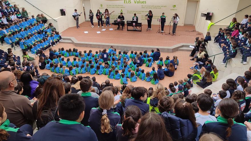 Cientos de alumnos, padres y profesores marchan en Murcia contra la desnutrición infantil