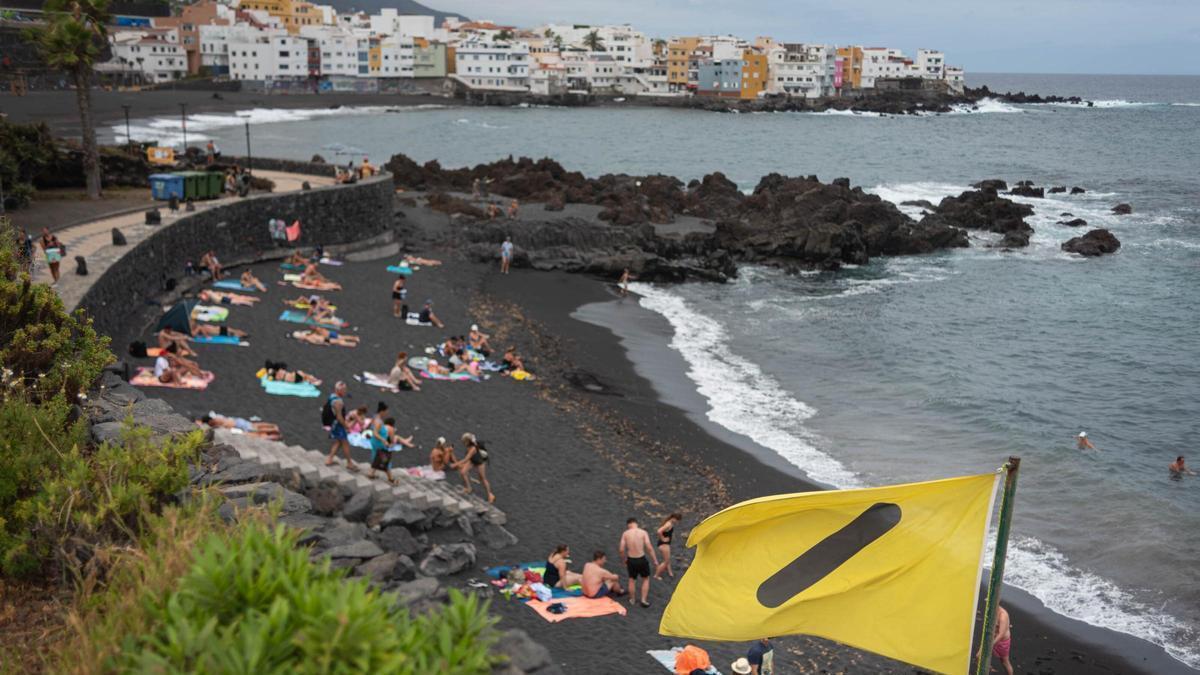 Dos de las tres calas de Playa Jardín, en Puerto de la Cruz.