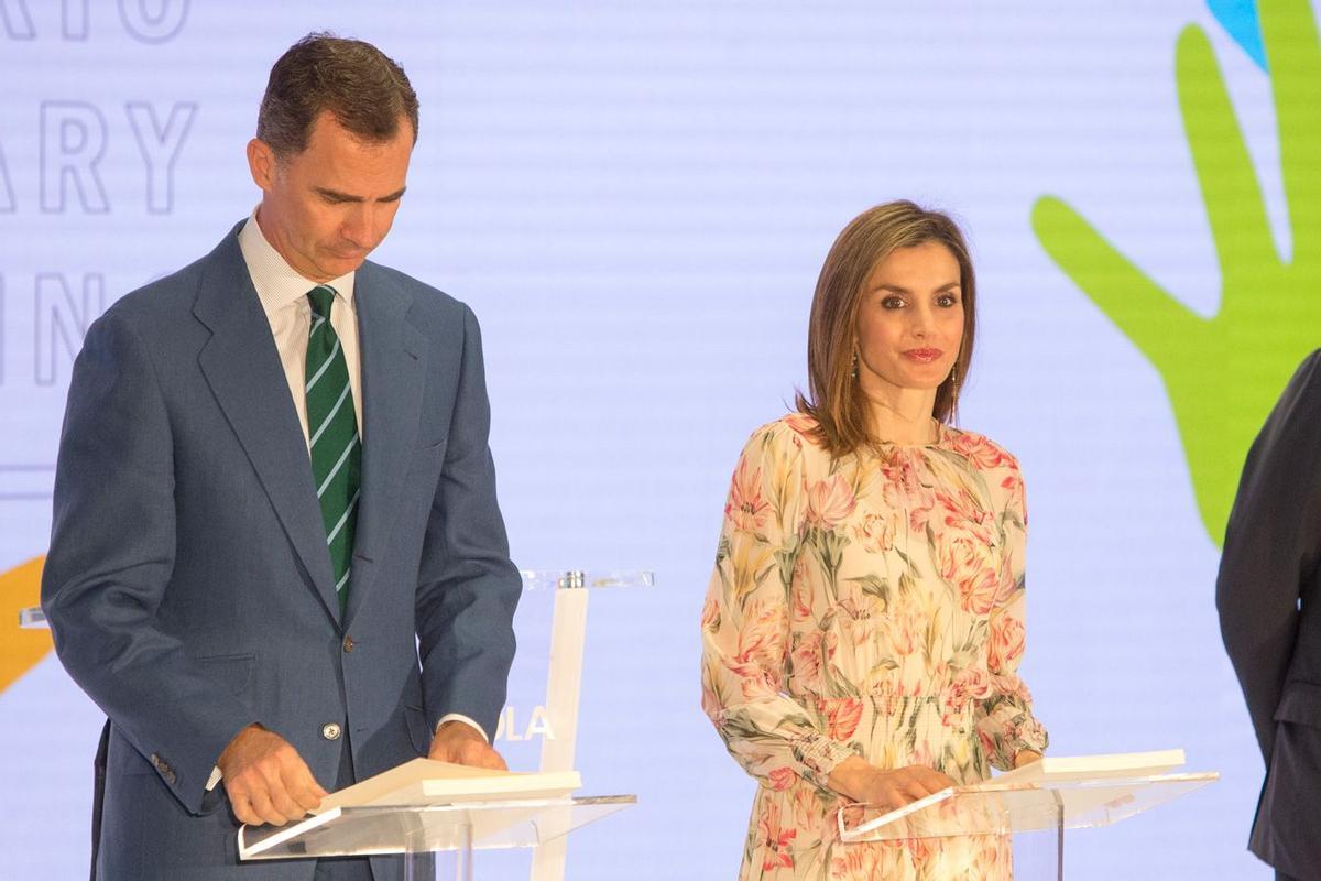 Letizia Ortiz con vestido estampado de flores junto a Felipe VI