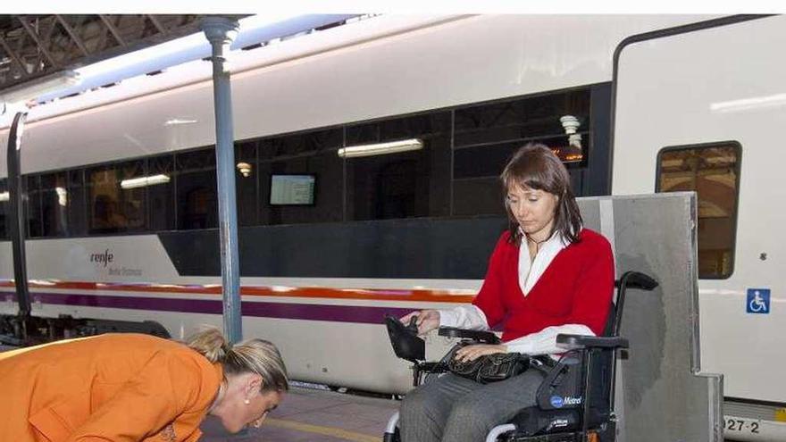 Una rampa de Renfe del servicio Atendo. // FdV