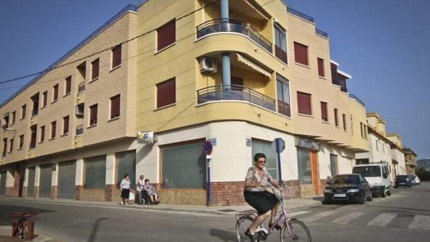 El local, situado en la calle Las Escuelas de Desamparados, con el cierre echado.