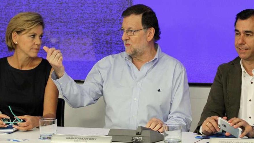 Rajoy, flanqueado por la secretaria general del PP, Dolores de Cospedal, y el vicesecretario de Organización, Fernando Martínez-Maillo. // Efe