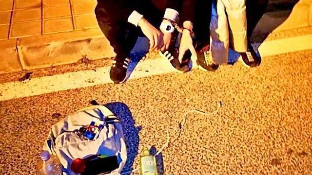Dos de los detenidos, junto a ganzúas, guantes y linternas.
