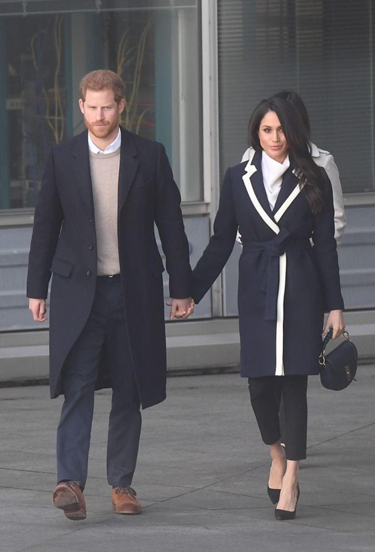 Meghan Markle con abrigo de J.Crew y pantalones de Alexander Wang