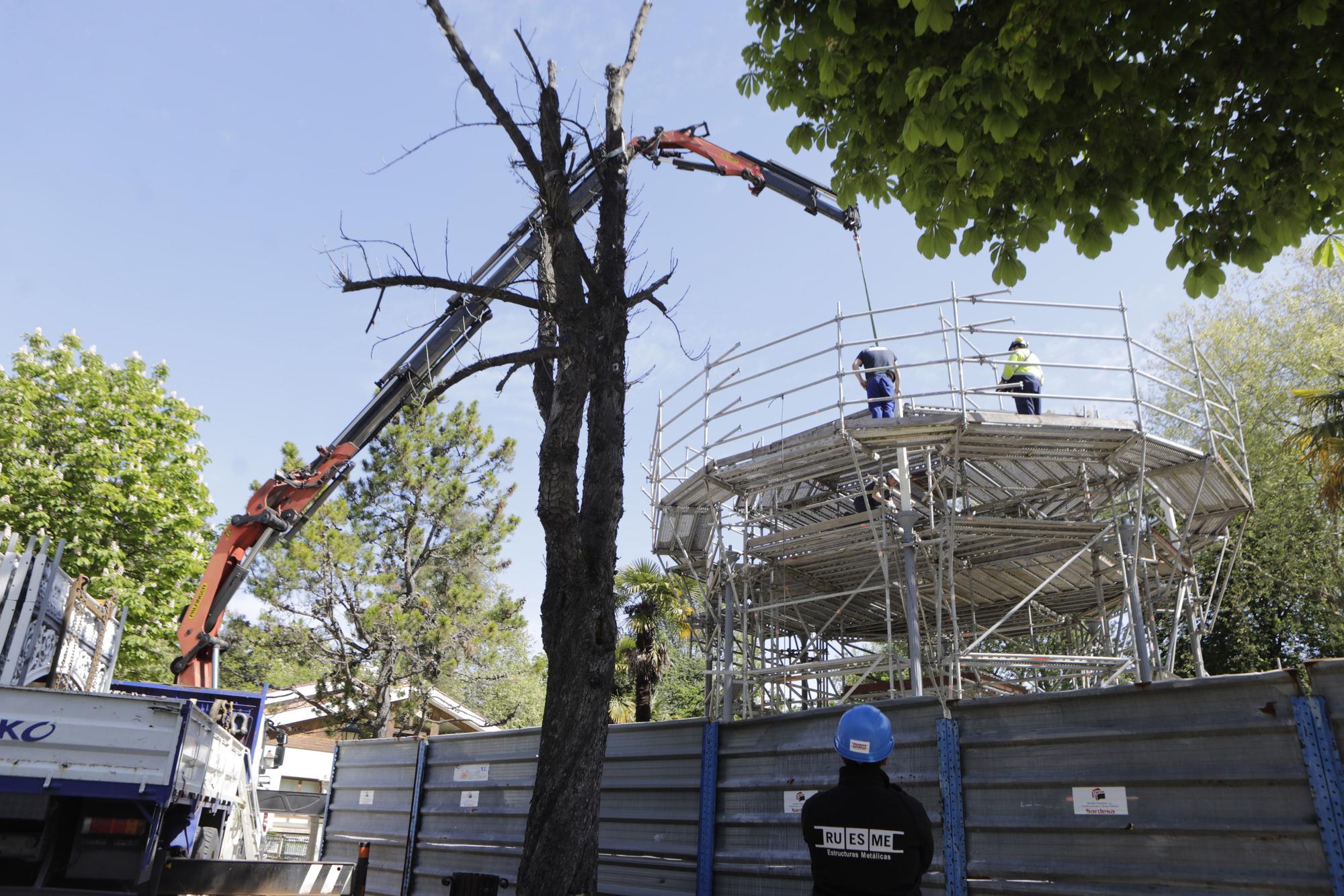 EN IMÁGENES: Comienza el montaje de la estructura del kiosco del Bombé en Oviedo