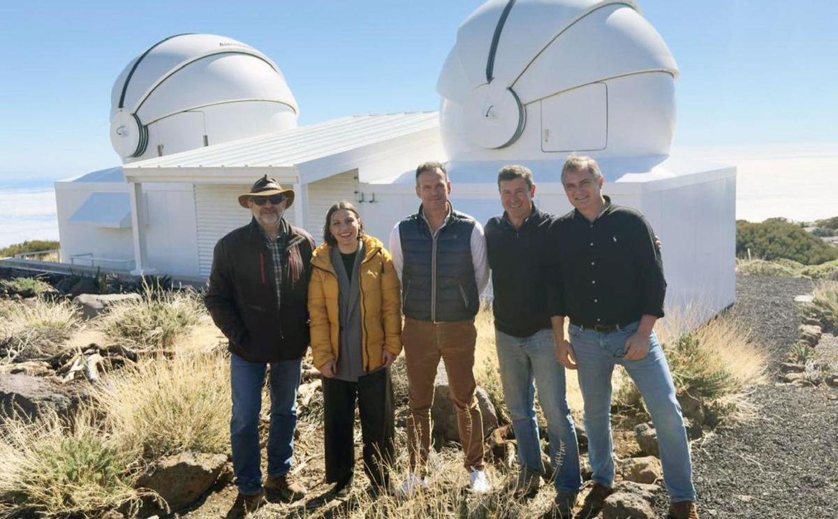 Antonio Maudes, Gerardo Morales y Miquel Serra con la consejera de Ciencia y David Pérez Diones en visita a telescopios de Light Bridges.| | E.D